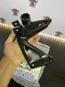 soporte de posapie trasero derecho APACHE 160 y 200 4 valvulas Original